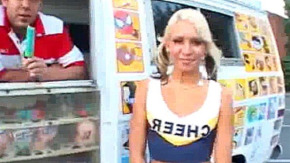 Девица за мороженое готова отсосать хуй