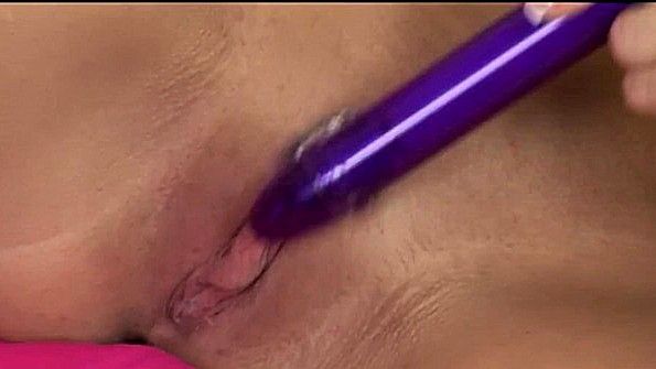 Вибратор отлично подходит для мокрой пизды брюнетки