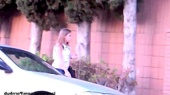 Деваха сняла шортики и стала отдаваться порно агенту