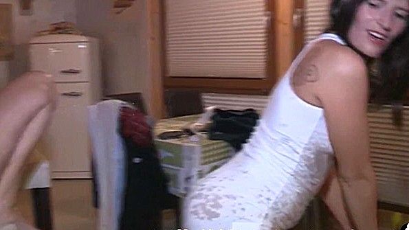 Жена любит писать и грязно трахаться с мужем